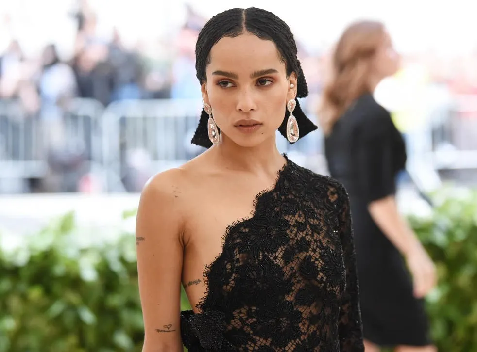 Zoë Kravitz și-a dezvăluit rutina de îngrijire a feței vara într-un videoclip în care apare nemachiată