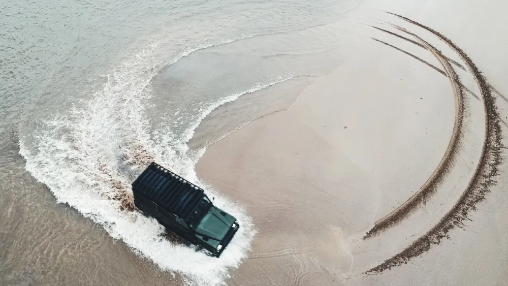 Această experiență de călătorie te pune în propriul tău film James Bond