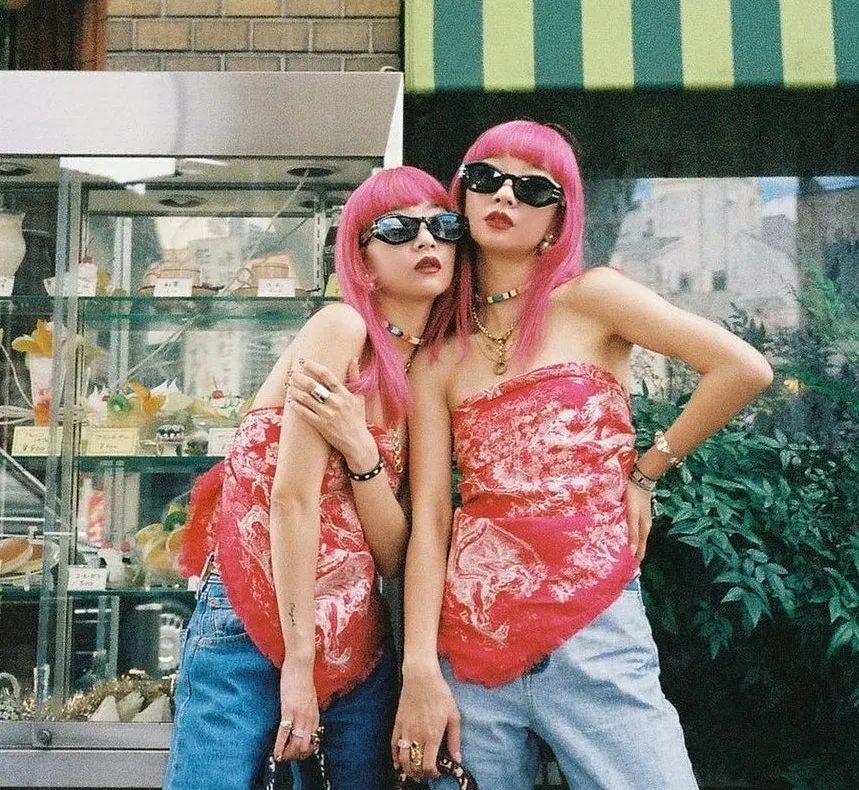 Cum să porți eșarfa în această vară? Lecție de stil Dior