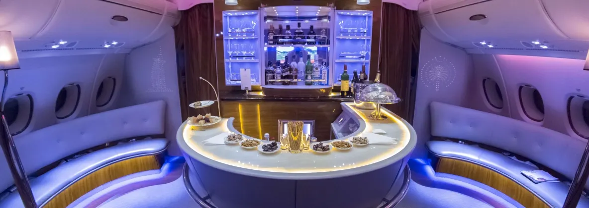 Explorează și interacționează cu luxoasa cabină a unui avion Emirates din confortul casei tale