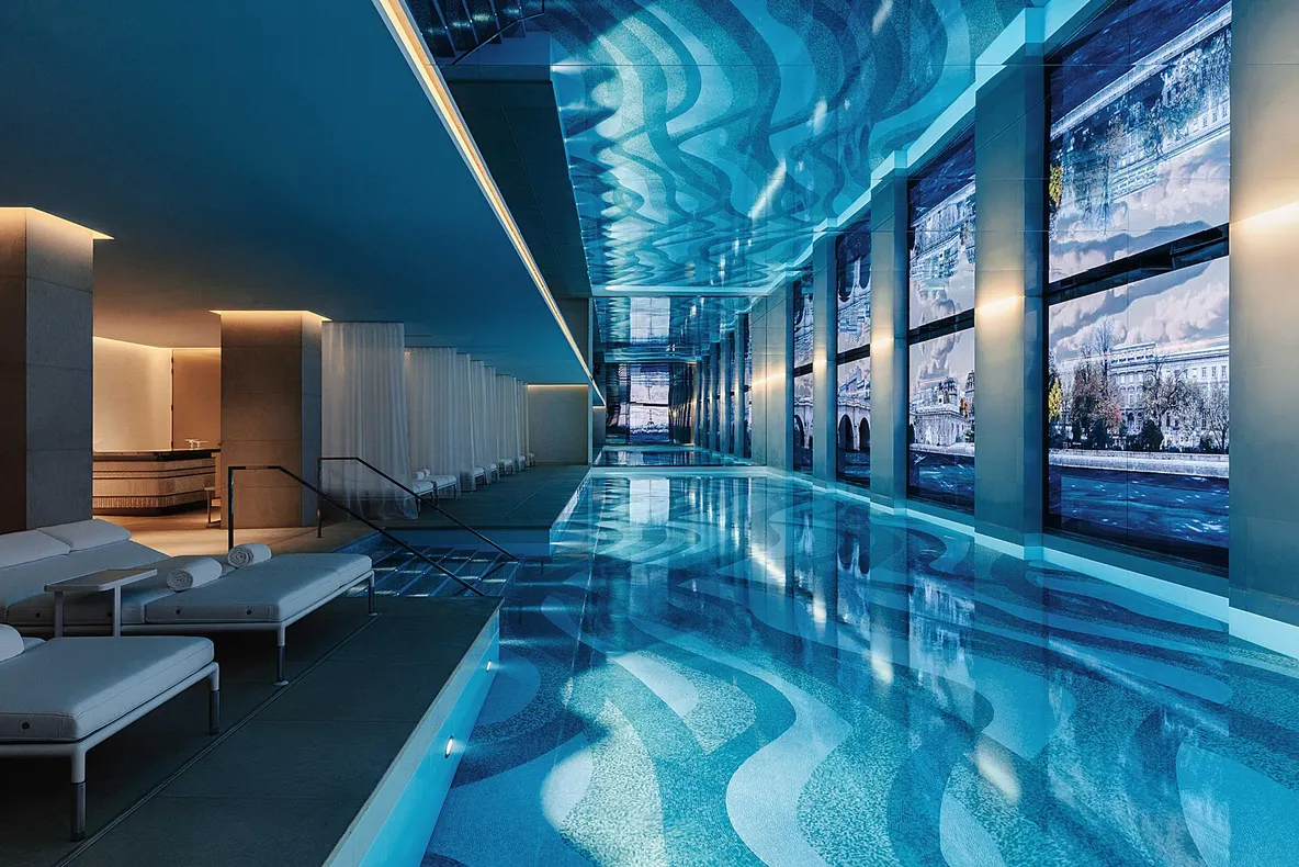 Tur privat al spectaculosului spa Dior Cheval Blanc și a piscinei sale cu o mie de reflecții