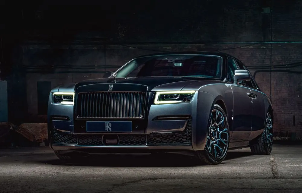 Noul Rolls-Royce Black Badge Ghost are cea mai neagră culoare din industrie