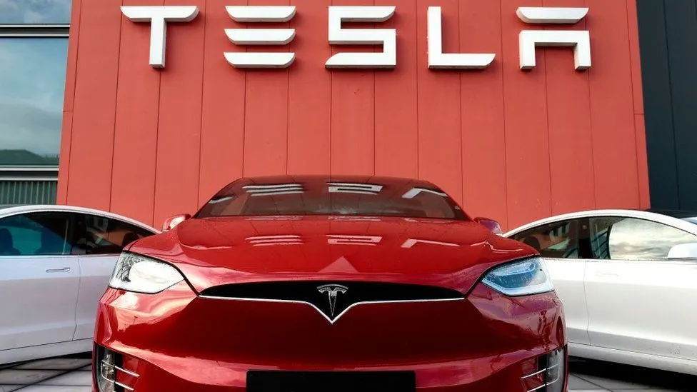 Tesla oprește producția a două modele de lux pentru a construi roboți