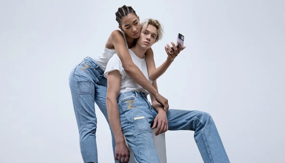 Samsung s-a lansat și în modă. Cât costă blugii Z Flip Pocket Denim