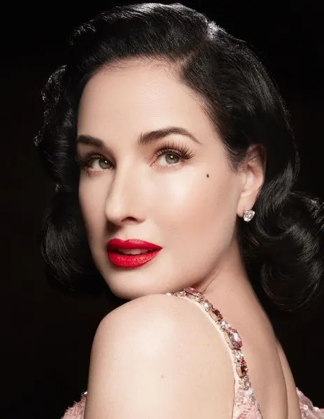 Dita Von Teese dezvăluie secretul de frumusețe pentru gene lungi fără rimel