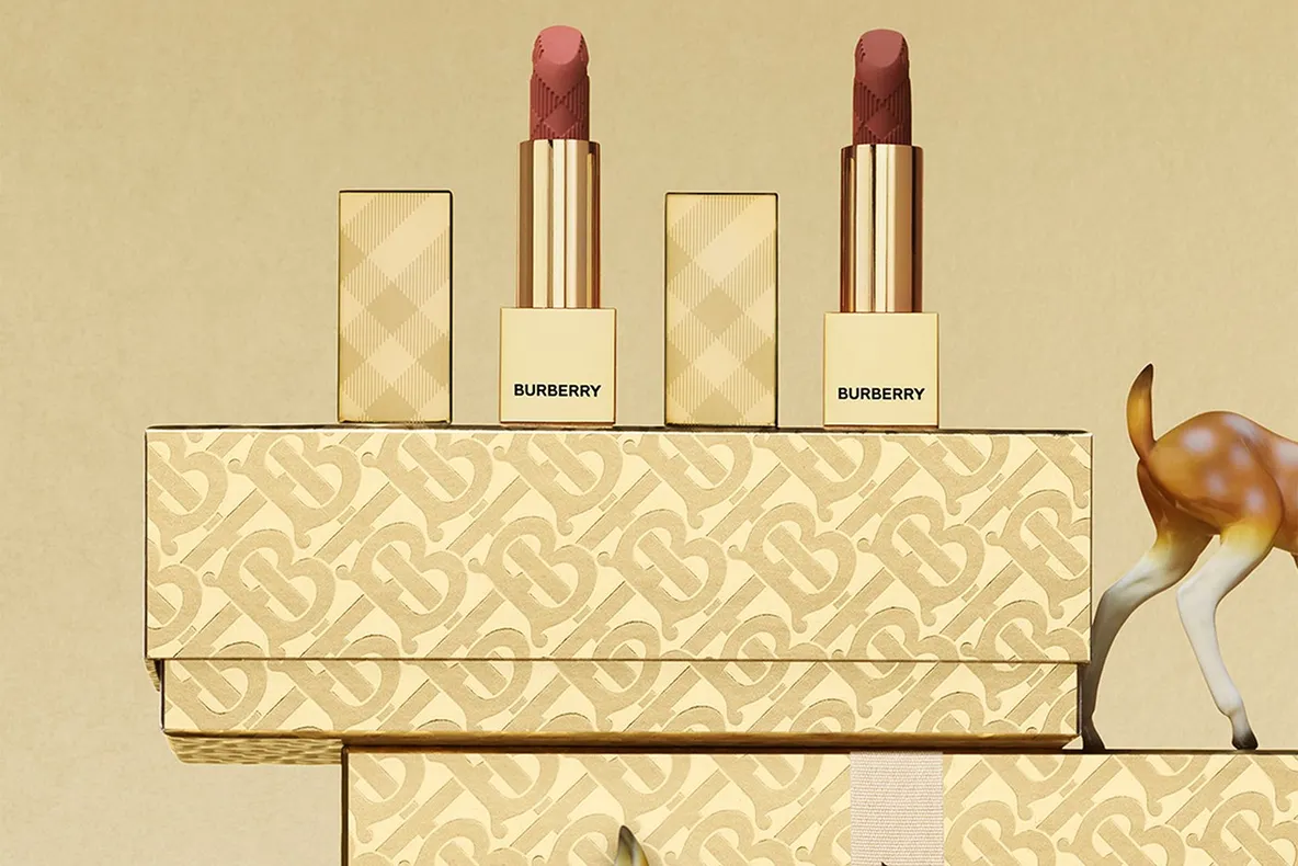 Burberry întâmpină Crăciunul cu o colecție de machiaj festivă
