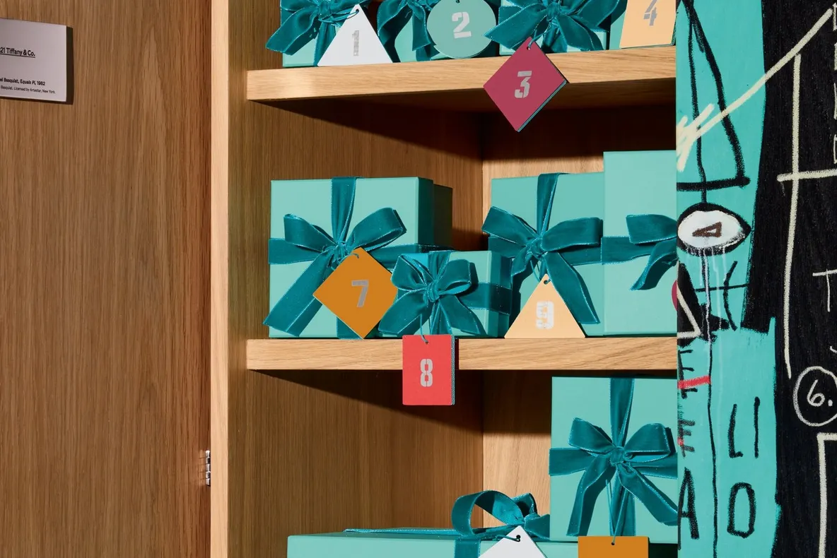 Tiffany & Co. dezvăluie un calendar Advent de 1,20 m decorat cu o lucrare de Basquiat