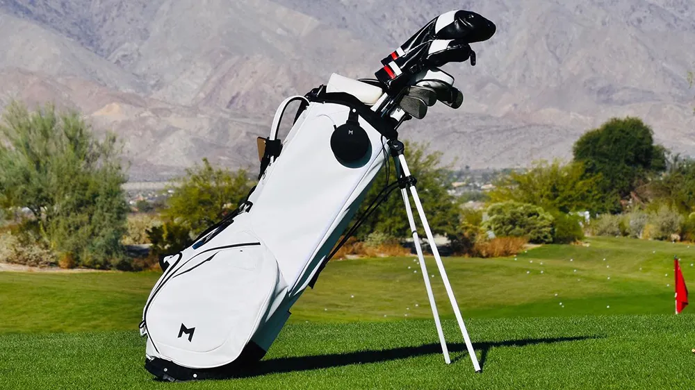 Geanta de golf alimentată cu energie solară include difuzoare Bluetooth și un încărcător pentru smartphone