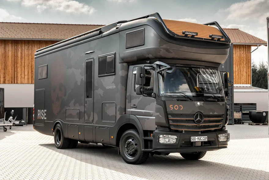 Lux la superlativ. Caravana Mercedes are lounge pe acoperiș și garaj pentru bolidul tău. Costă o avere!