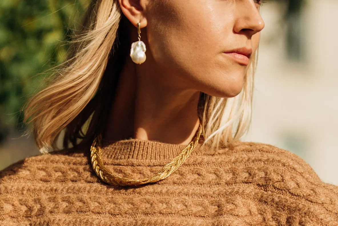 Cu ce ​​bijuterii să-ți accesorizezi puloverul pentru a rămâne elegantă atunci când e frig?