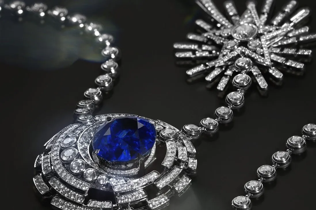 Chanel sărbătorește 90 de ani de producție de bijuterii cu noua sa colecție „1932”