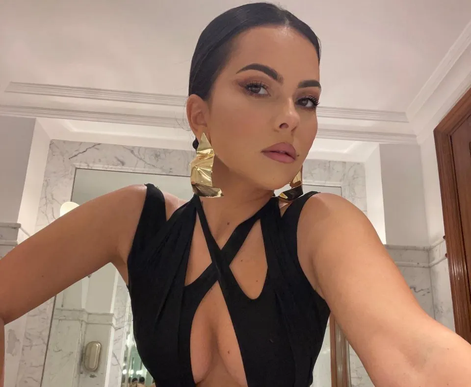 Inna, apariție incendiară într-un sutien cu ștrasuri argintii. Cât costă piesa