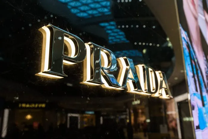 Prada cumpără Versace