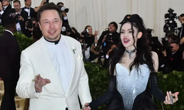 După „X” a venit „Y”. Cântăreața Grimes confirmă nașterea celui de-al doilea copil al său cu Elon Musk