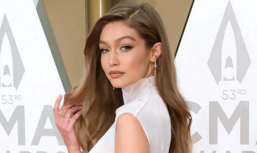 Gigi Hadid, schimbare totală de look după participarea la Fashion week