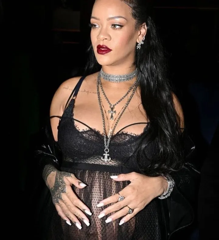 Rihanna, în lenjerie intimă la Paris. Cum a apărut vedeta la Dior Fashion Show
