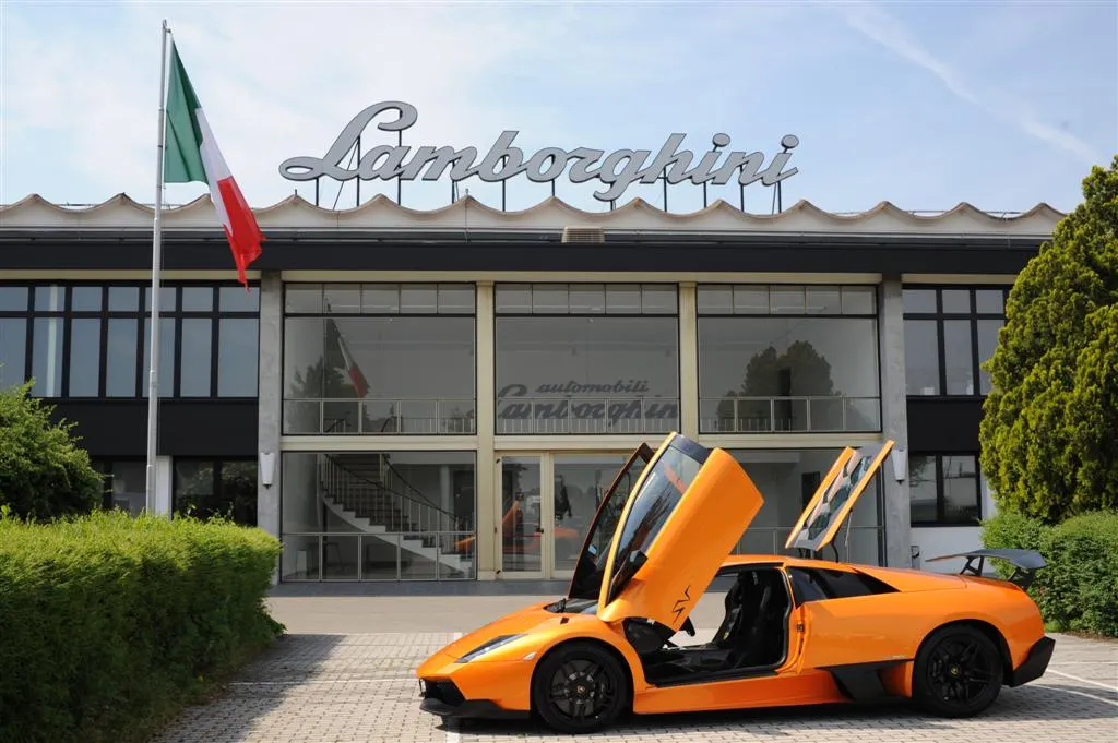 Mărcile de lux Lamborghini și Ferrari suspendă afacerile cu Rusia
