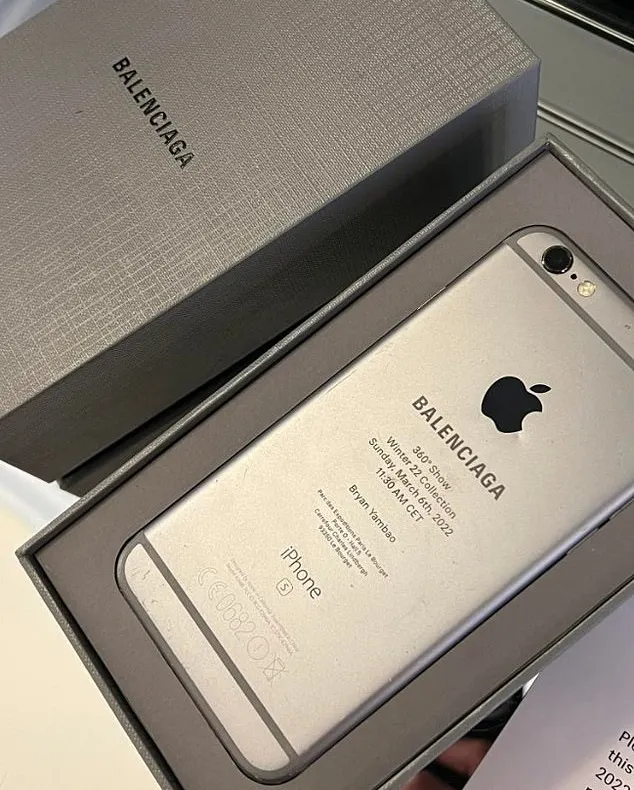 INEDIT! Balenciaga și-a invitat oaspeții la spectacolul FW22 cu iPhone-uri crăpate