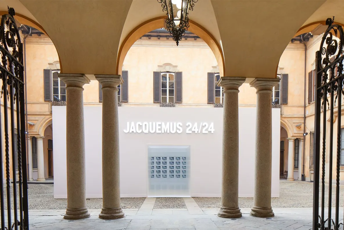 Casa de modă franceză Jacquemus a instalat în Milano un automat de genți