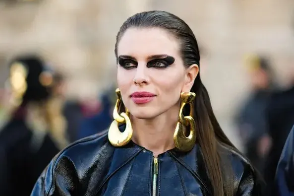 Julia Fox îți arată cum să-i recreezi machiajul smokey eyes