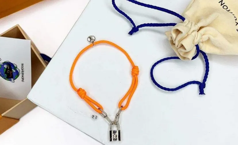Louis Vuitton a dezvăluit noi brățări din argint create de Virgil Abloh pentru UNICEF