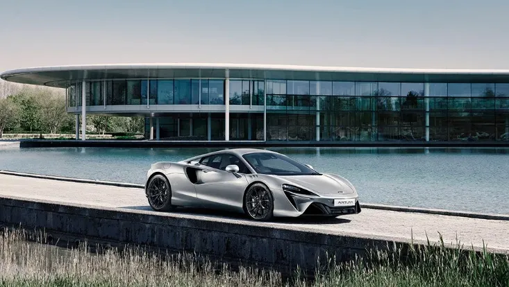 Ediție unicată McLaren Artura Platinum Jubilee. Mașina este un omagiu adus Reginei Elisabeta a II-a