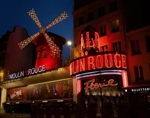 Moulin Rouge se oferă să închirieze o cameră secretă pe Airbnb