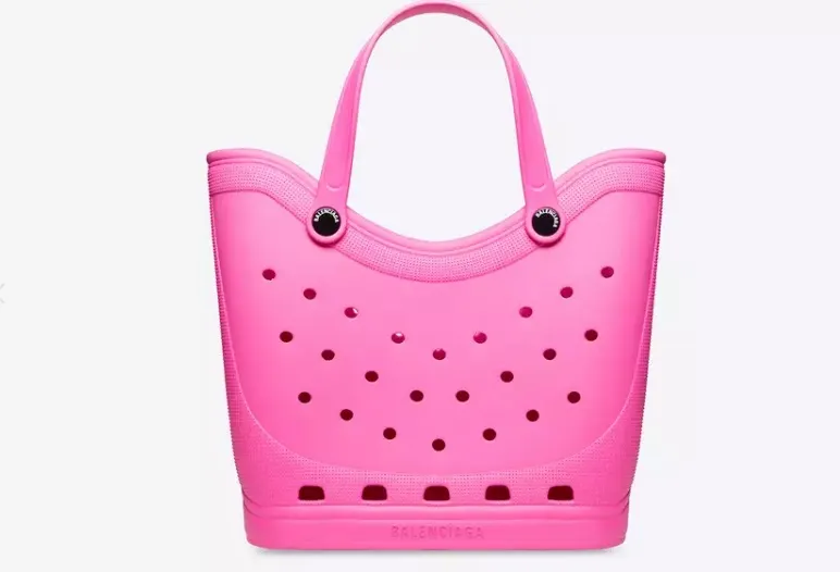Noile genți Crocs de la Balenciaga, must-have-ul verii 2022