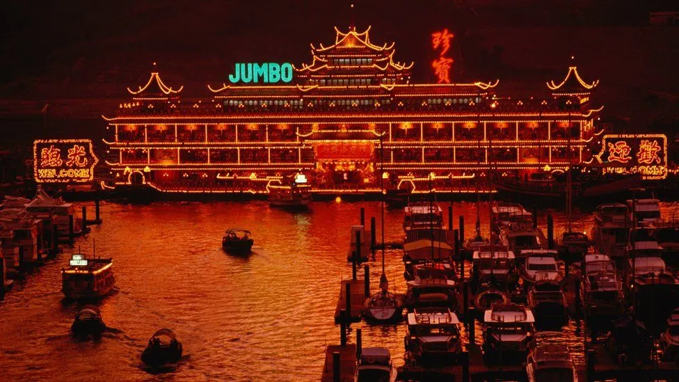Faimosul restaurant plutitor Jumbo din Hong Kong s-a scufundat