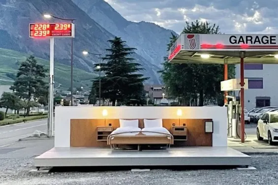 Hotelul elvețian de „zero stele” oferă nopți albe pentru a medita în fața crizelor din lume