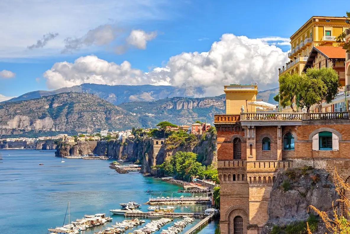 Iată de ce, celebra destinație a Italiei, Sorrento, a interzis costumele de baie! Amenzile ajung la 500 $