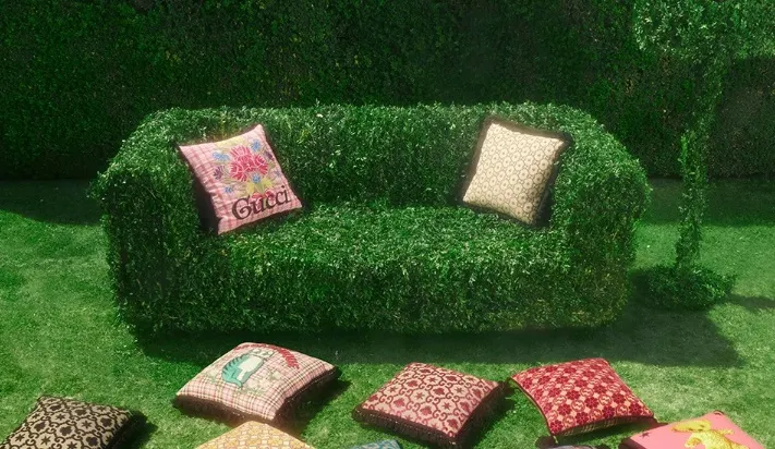Noua colecție de articole pentru casă Gucci aduce stilul său unic și vibrant din garderobă pe farfurii