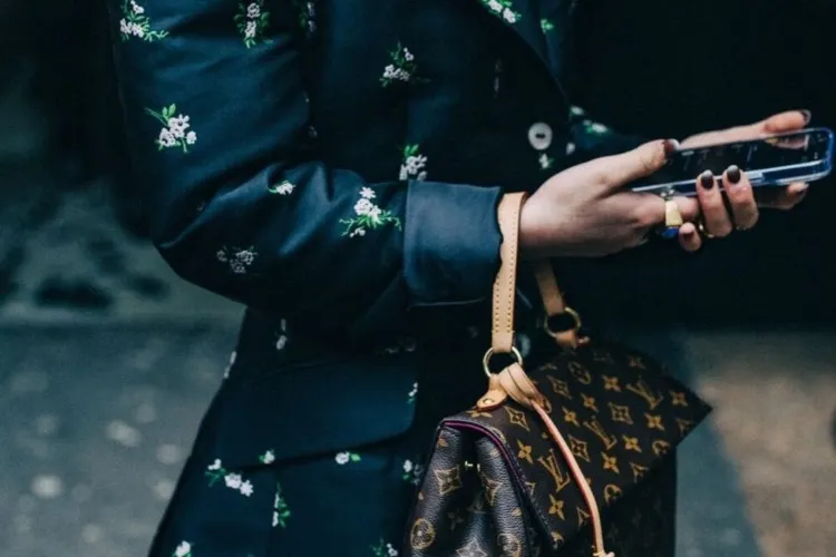 ȘOC! Louis Vuitton vinde „fake-uri” în magazinele proprii?