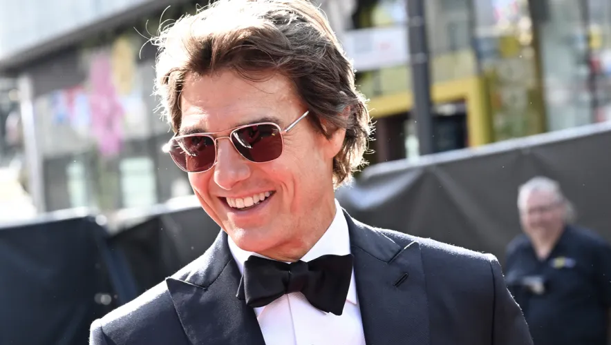Tom Cruise, fotografiat lângă o româncă