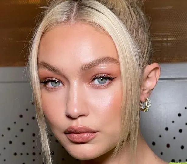 Machiajul monocrom: tendința pentru întoarcerea la școală lansată de make-up artistul lui Gigi Hadid