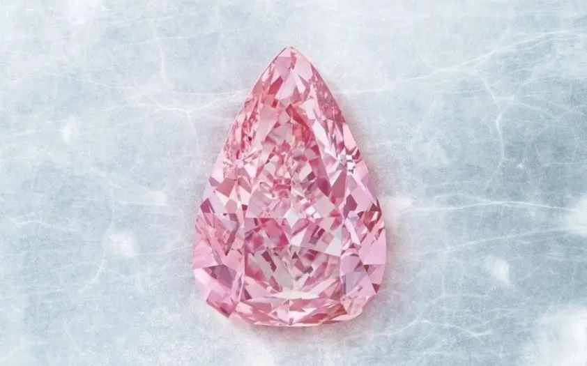 Cel mai mare diamant roz în formă de pară își caută cumpărător. Cât valorează