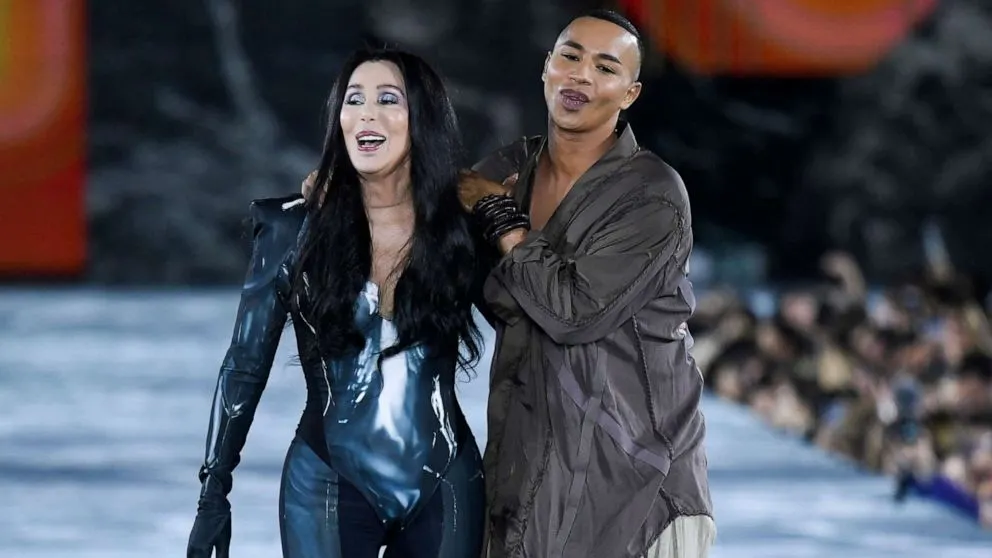 Paris Fashion Week | Cher, apariție surpriză în show-ul casei Balmain - VIDEO