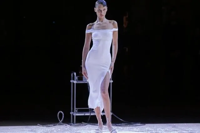 Paris Fashion Week | Un lichid stropit pe corpul manechinului Bella Hadid s-a transformat în rochie