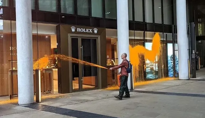 Magazinul Rolex din Londra, vandalizat de ecologiști