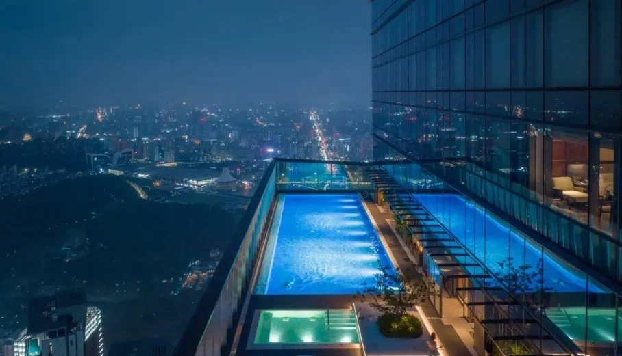 Cea mai înaltă piscină în aer liber din lume s-a deschis în China. La ce înălțime se află