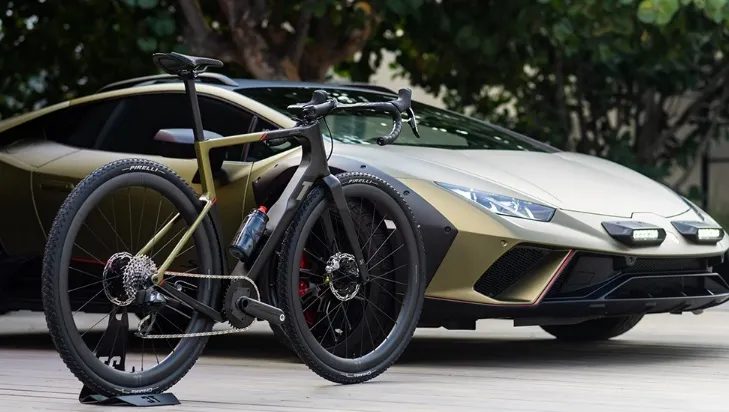 Lamborghini i-a „oferit” lui Huracán Sterrato o bicicletă