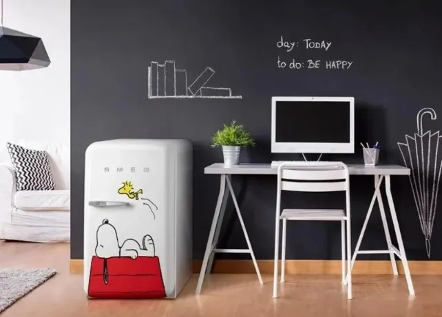 Tocmai la timp pentru sărbători – Mini-frigiderul ediție limitată Smeg x Snoopy de 2.000 $ este pur și simplu adorabil