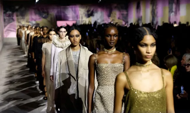 Dior celebrează energia anilor douăzeci și libertatea lui Josephine Baker