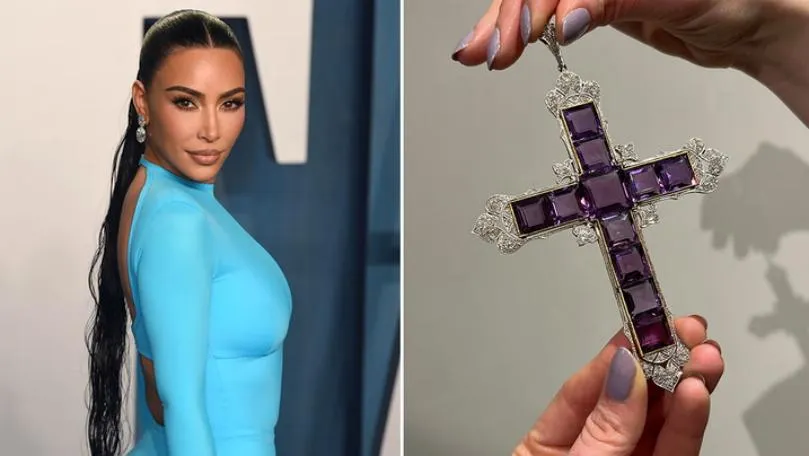 Kim Kardashian a cumpărat la licitație pandantivul Attallah Cross, purtat de prințesa Diana. A oferit o sumă fabuloasă