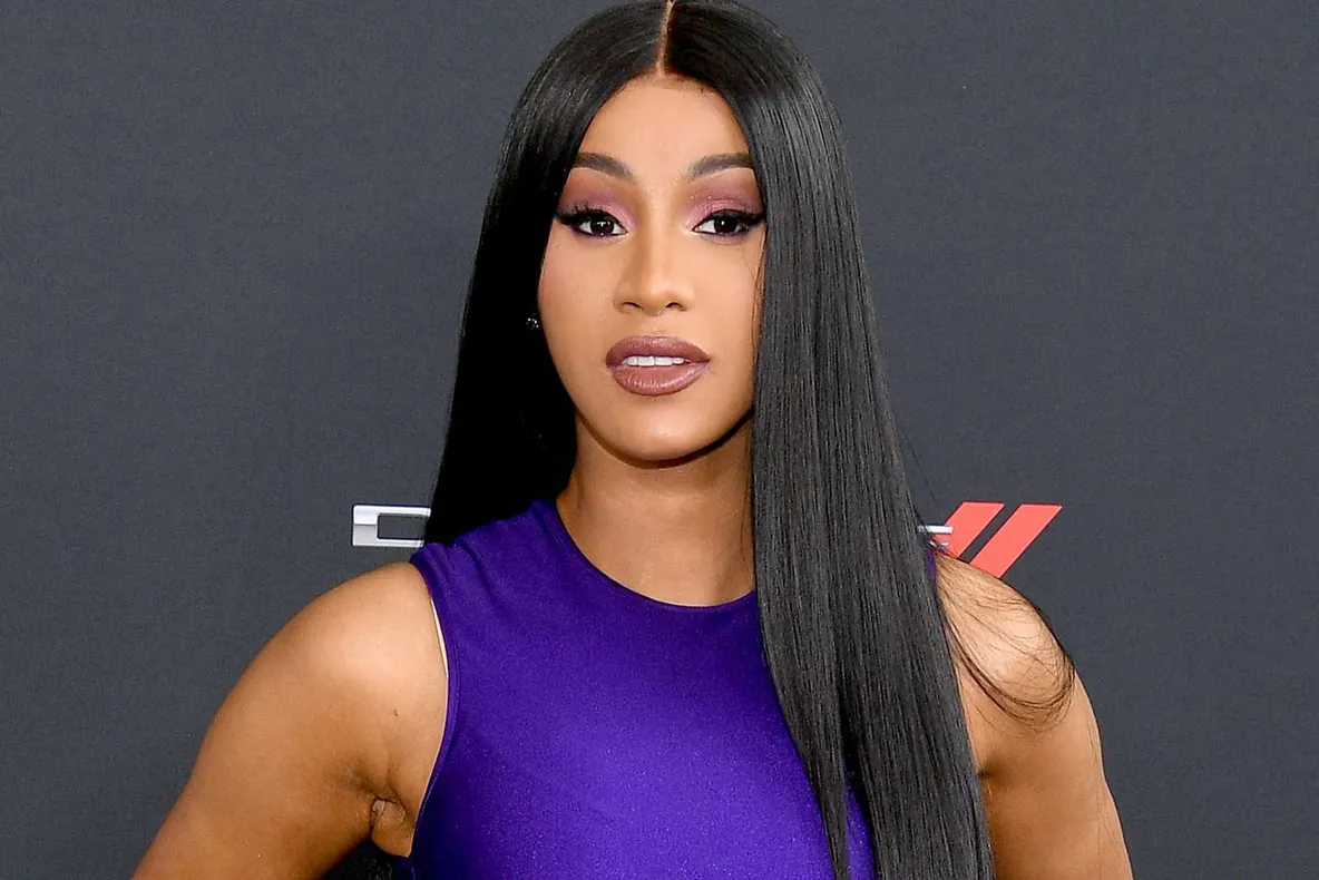 Cardi B îi aduce un omagiu lui Paco Rabanne la premiile Grammy 2023