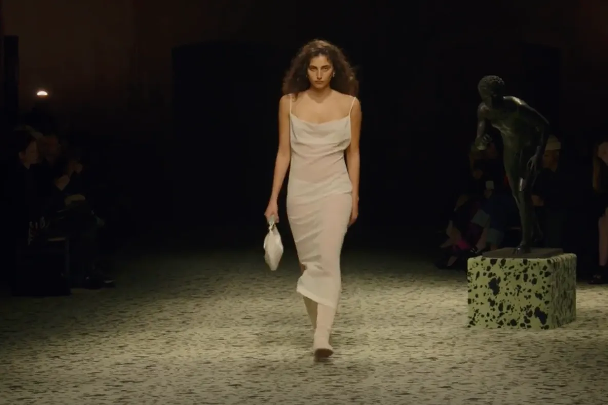 Piele, broderie și efervescență de culori: carnavalul elegant al Bottega Veneta din Milano