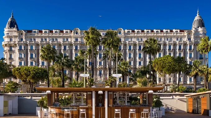 Carlton Cannes, recent renovat, găzduiește acum cea mai mare piscină infinită din Riviera franceză