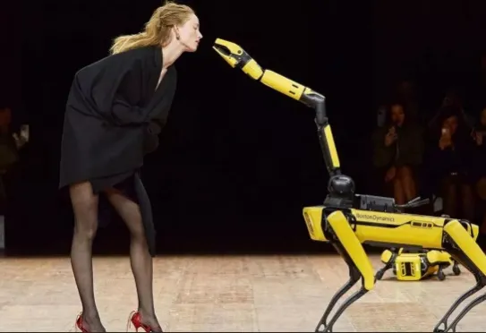 După rochia spray a Bellei Hadid, Coperni inovează din nou și defilează cu câini robot