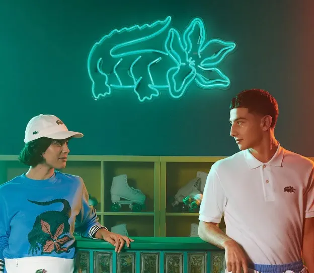 Lacoste x Netflix: o colaborare neașteptată de modă pentru iubitorii de seriale