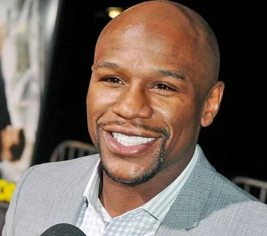 Floyd Mayweather Jr. a purtat o pălărie cu diamante de 1 milion de dolari la un meci de box din Vegas - FOTO